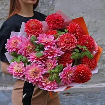 Букет разноцветных георгинов