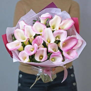 Букет розовых калл