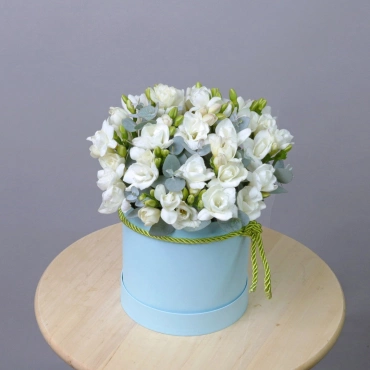 Фрезия с эвкалиптом в коробке