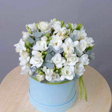 Фрезия с эвкалиптом в коробке