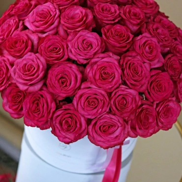 Яркие розы в коробке