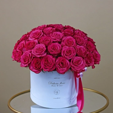 Яркие розы в коробке