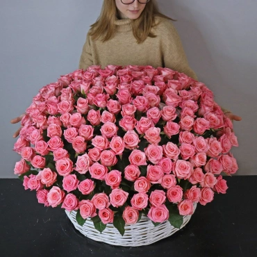 Большая корзина роз