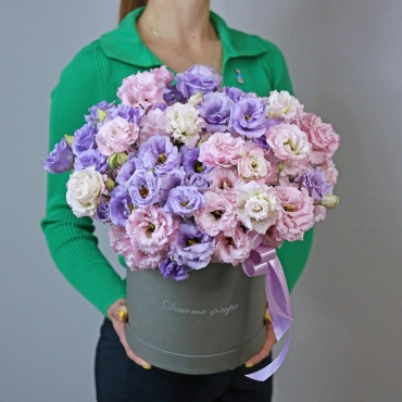 Розовая и фиолетовая эустома в коробке