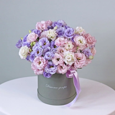 Розовая и фиолетовая эустома в коробке