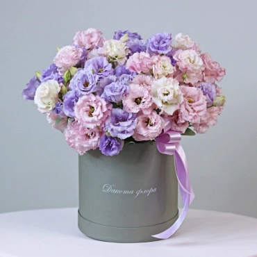 Розовая и фиолетовая эустома в коробке