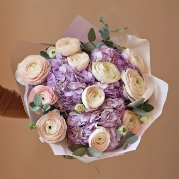 Букет из ранункулюсов клуни и гортензии