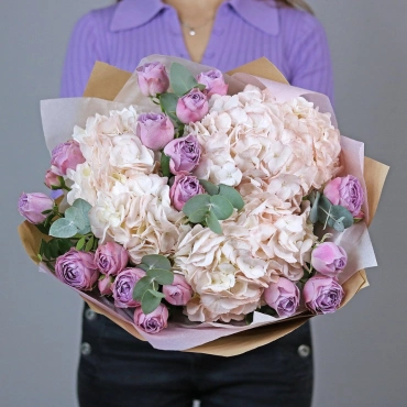 Букет из персиковой гортензии и лавандовых роз