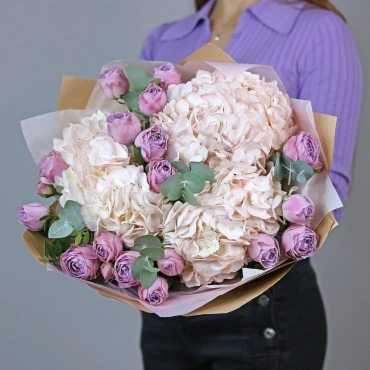 Букет из персиковой гортензии и лавандовых роз