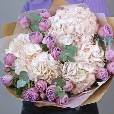 Букет из персиковой гортензии и лавандовых роз