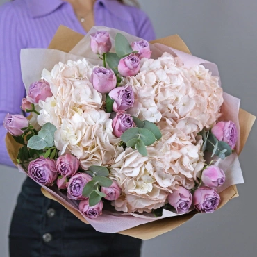 Букет из персиковой гортензии и лавандовых роз