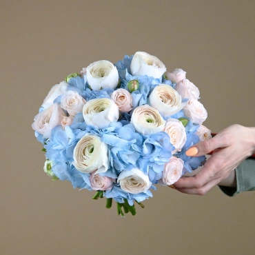 Букет невесты из ранункулюсов и гортензии