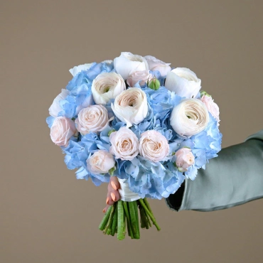 Букет невесты из ранункулюсов и гортензии