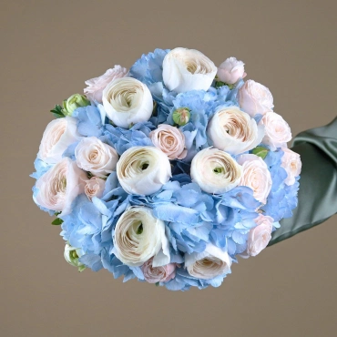 Букет невесты из ранункулюсов и гортензии