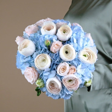 Букет невесты из ранункулюсов и гортензии
