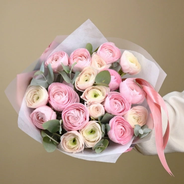 Букет кремовых и розовых ранункулюсов