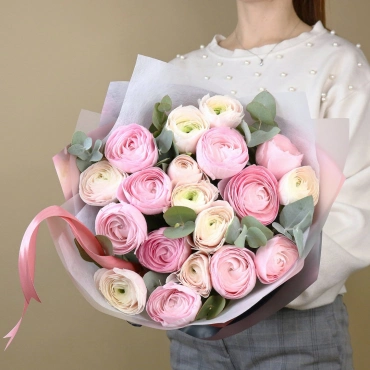 Букет кремовых и розовых ранункулюсов