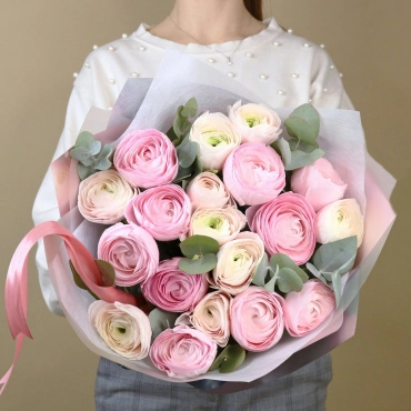 Букет кремовых и розовых ранункулюсов