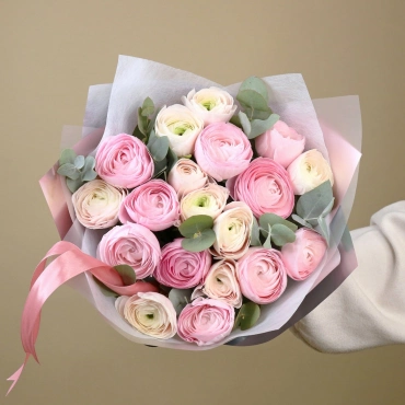 Букет кремовых и розовых ранункулюсов