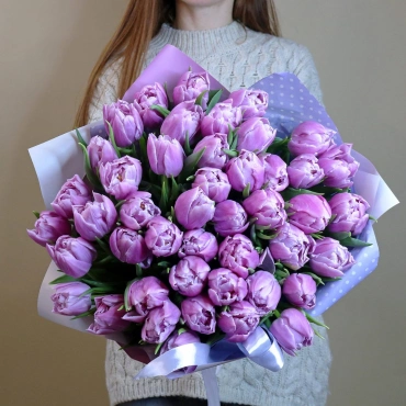 Букет из фиолетовых махровых тюльпанов