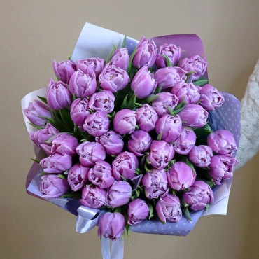 Букет из фиолетовых махровых тюльпанов