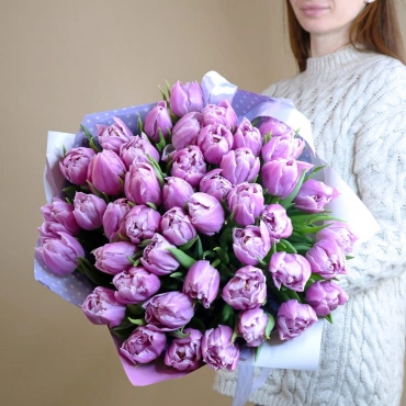 Букет из фиолетовых махровых тюльпанов