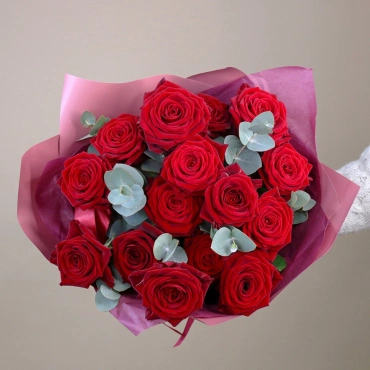 Алые розы с эвкалиптом