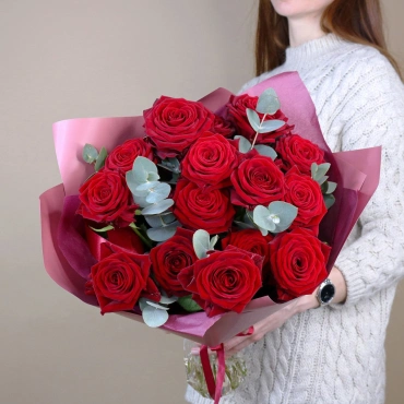Алые розы с эвкалиптом