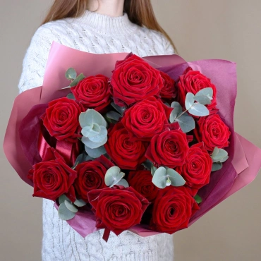 Алые розы с эвкалиптом