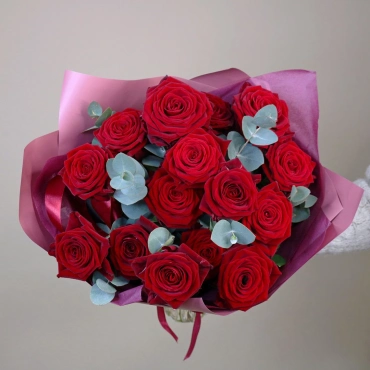Алые розы с эвкалиптом