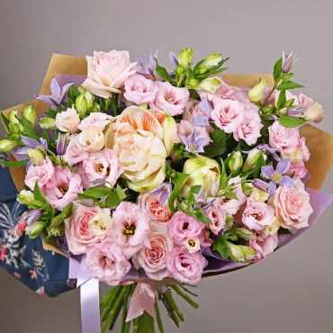 Авторский букет с амариллисом и клематисом