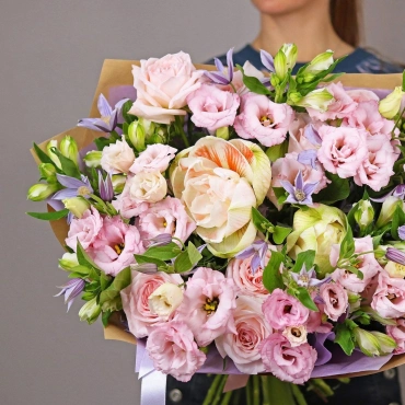 Авторский букет с амариллисом и клематисом