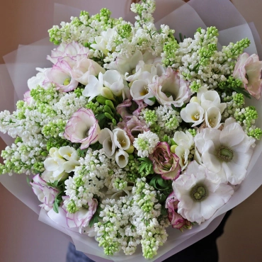 Букет с сиренью и анемонами