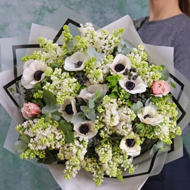 Букет с сиренью и анемонами