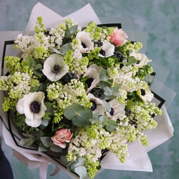 Букет с сиренью и анемонами