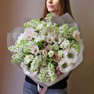 Букет с сиренью и анемонами