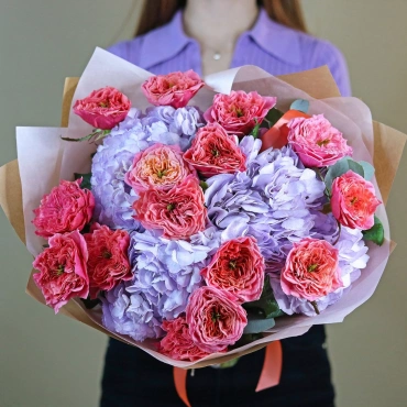 Яркий букет с гортензией