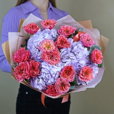 Яркий букет с гортензией