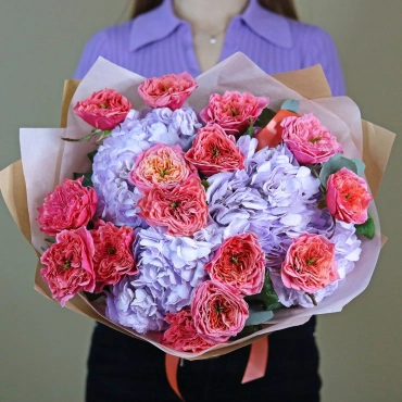 Яркий букет с гортензией