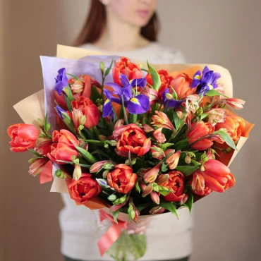 Букет тюльпанов с ирисами