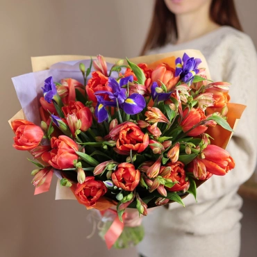 Букет тюльпанов с ирисами