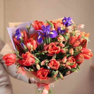 Букет тюльпанов с ирисами