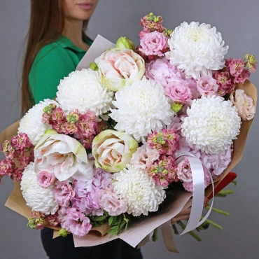 Букет с хризантемой и амариллисами