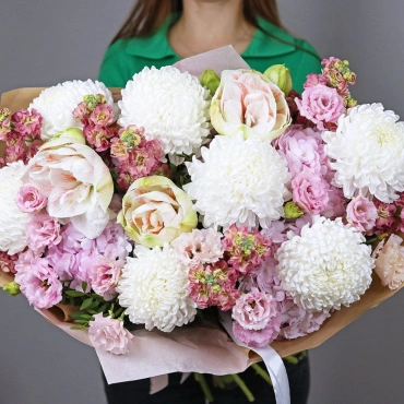 Букет с хризантемой и амариллисами