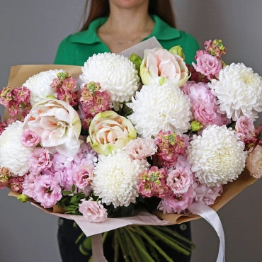 Букет с хризантемой и амариллисами