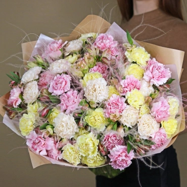 Большой букет из разноцветных гвоздик