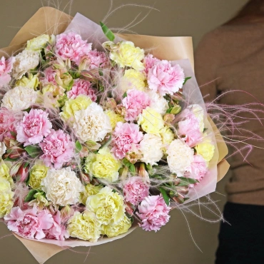 Большой букет из разноцветных гвоздик