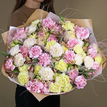 Большой букет из разноцветных гвоздик