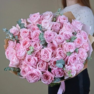 Букет роз Пинк Охара с эвкалиптом