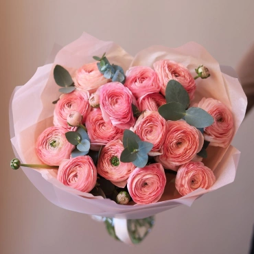 Нежно-розовые ранункулюсы с эвкалиптом